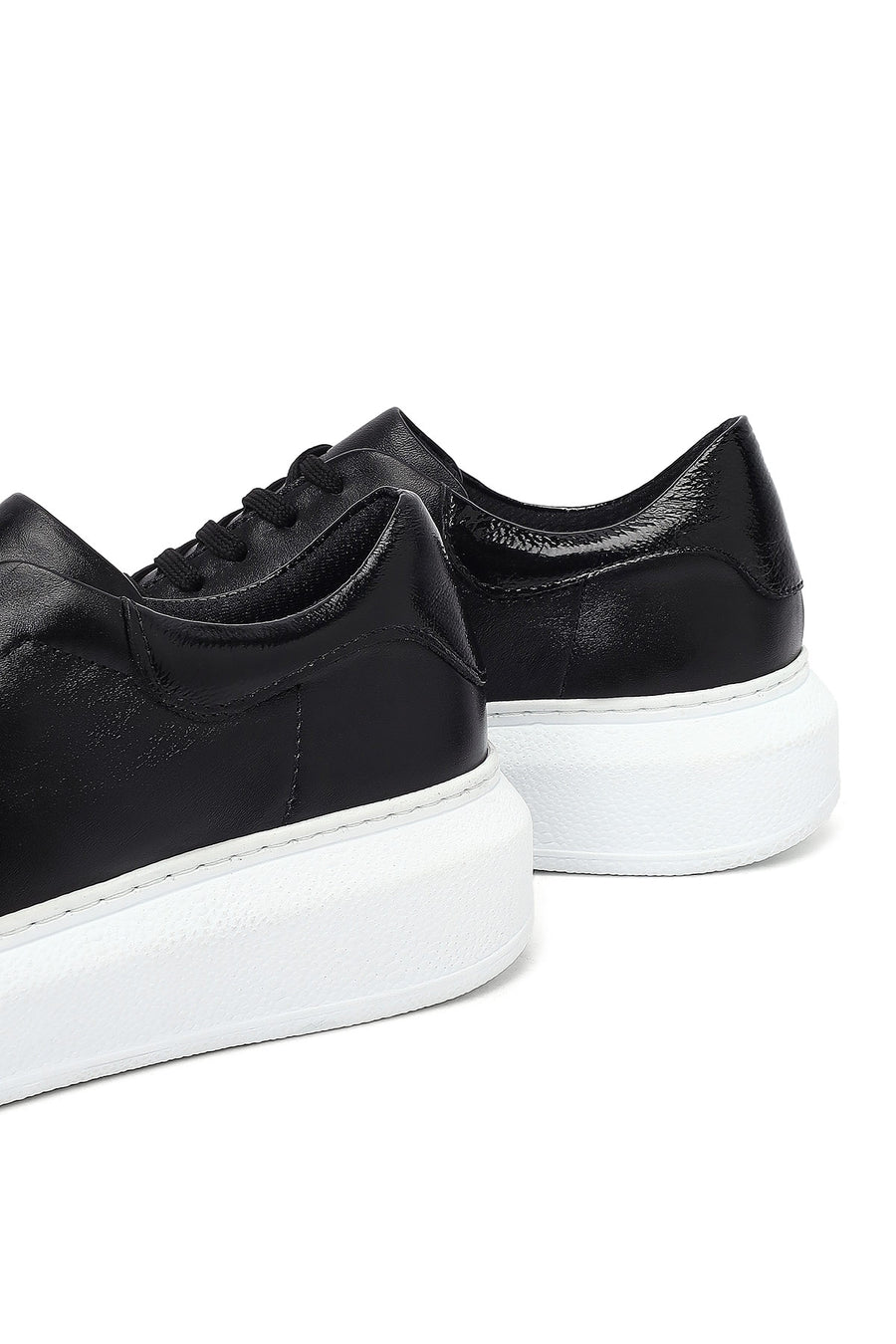Woman Black Laced Thick Sole Leather Sneakers