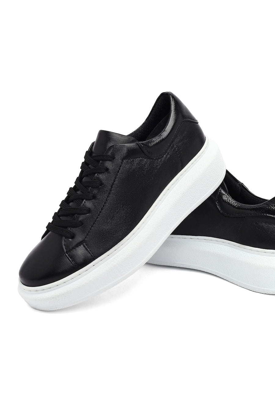 Woman Black Laced Thick Sole Leather Sneakers