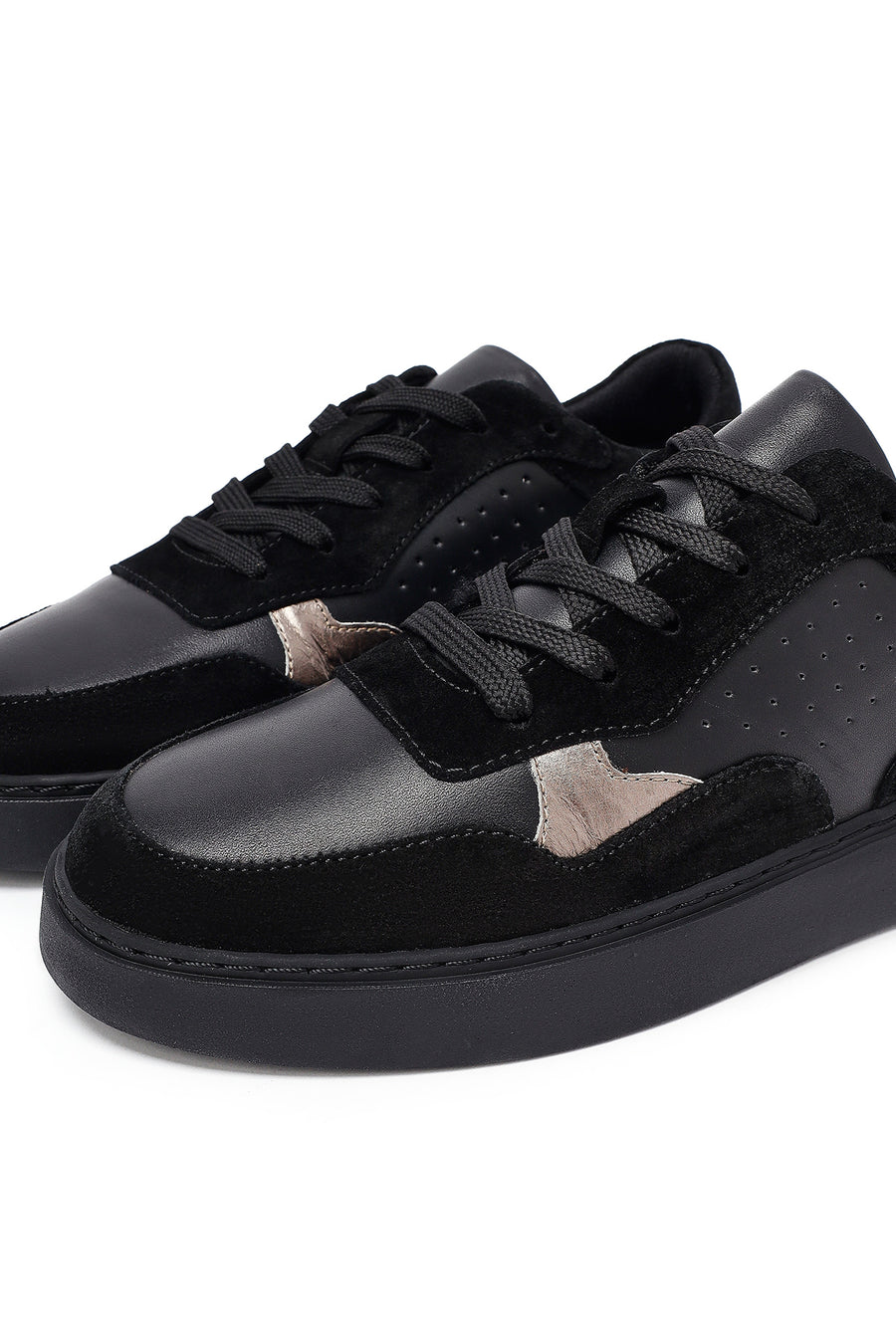Woman Black Laced Leather Sneakers