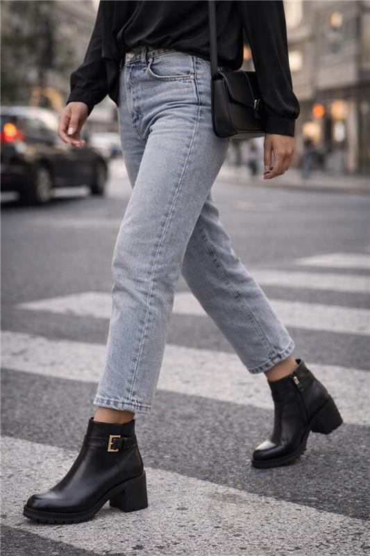 Women's Black Zippered Thick Heeled Leather Boot