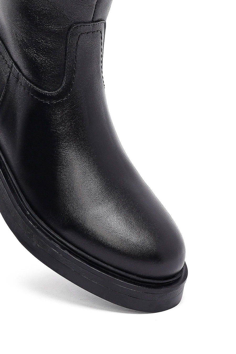 Woman Black Zippered Leather Boot