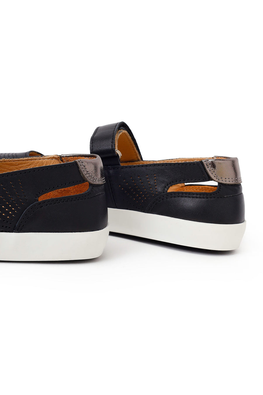Woman Black Strappy Leather Ballet Flat