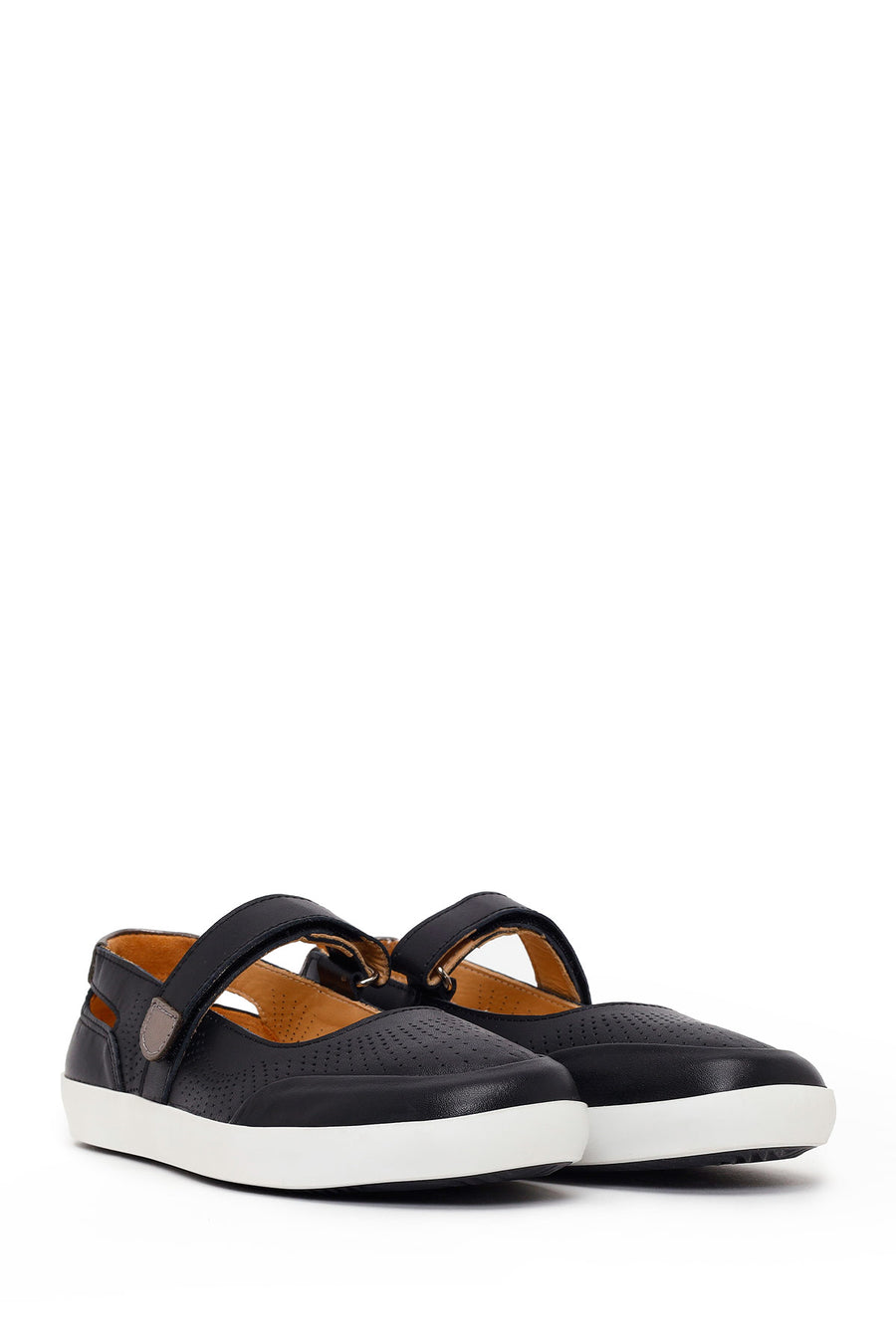 Woman Black Strappy Leather Ballet Flat