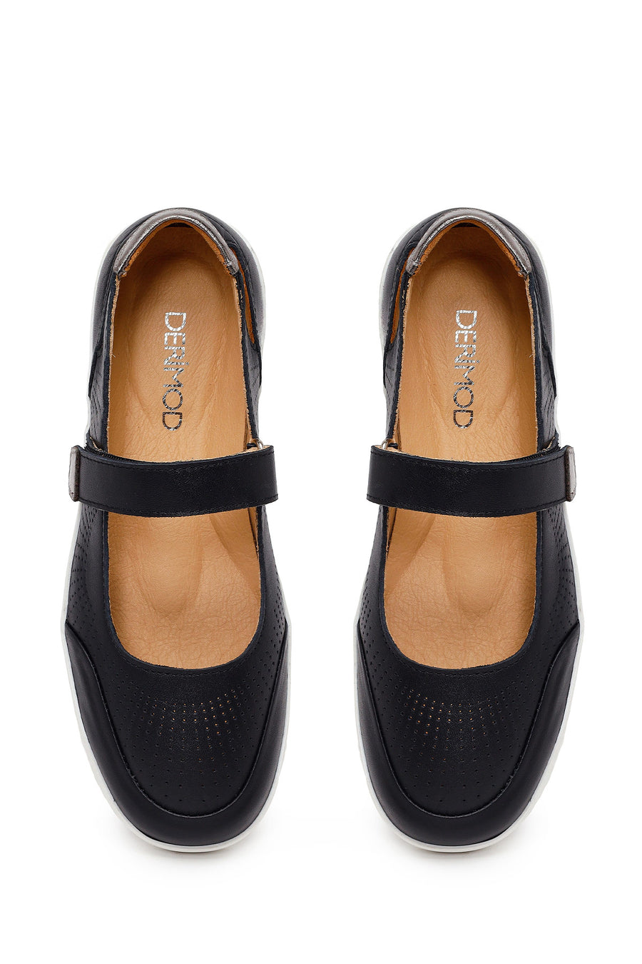Woman Black Strappy Leather Ballet Flat