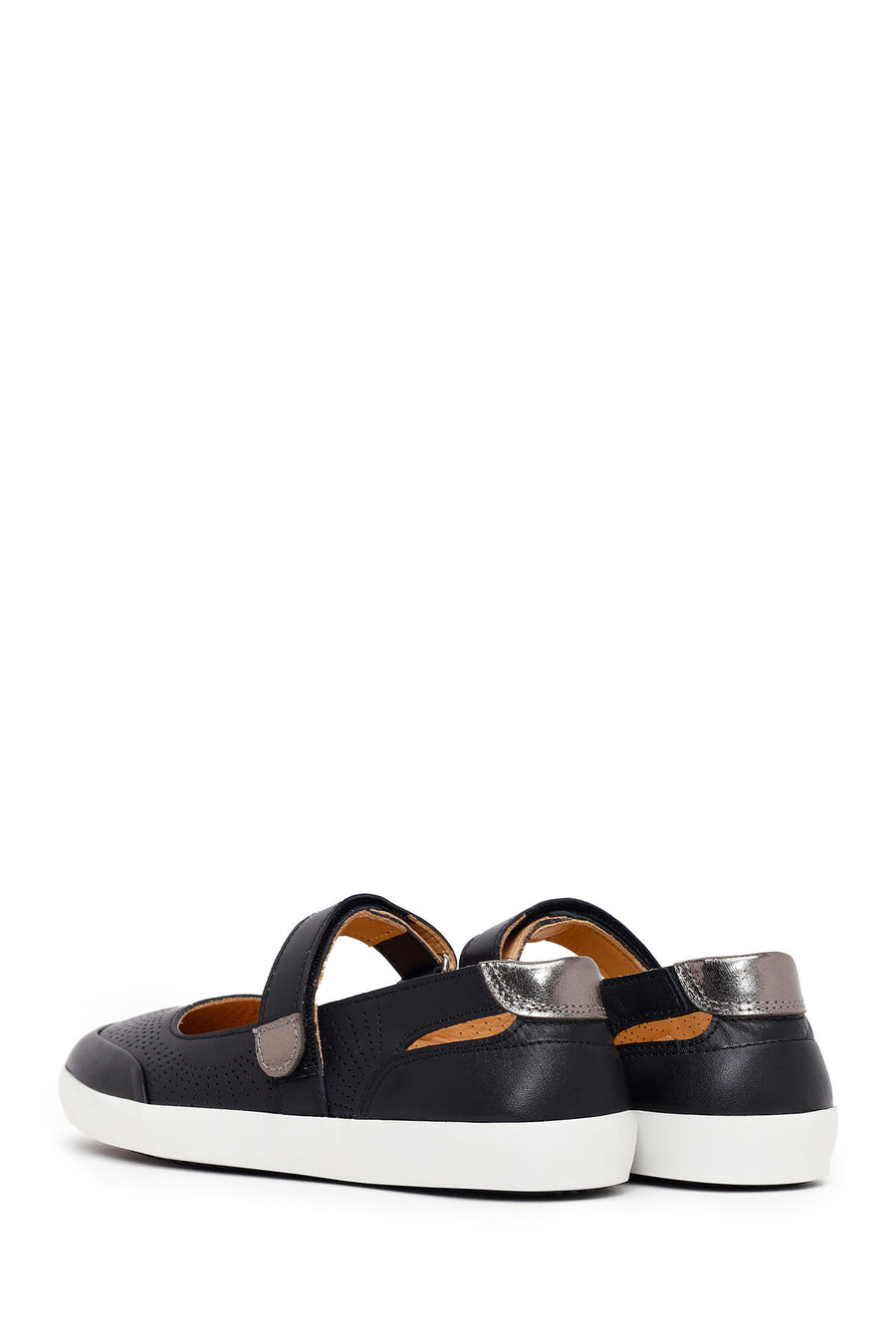 Woman Black Strappy Leather Ballet Flat