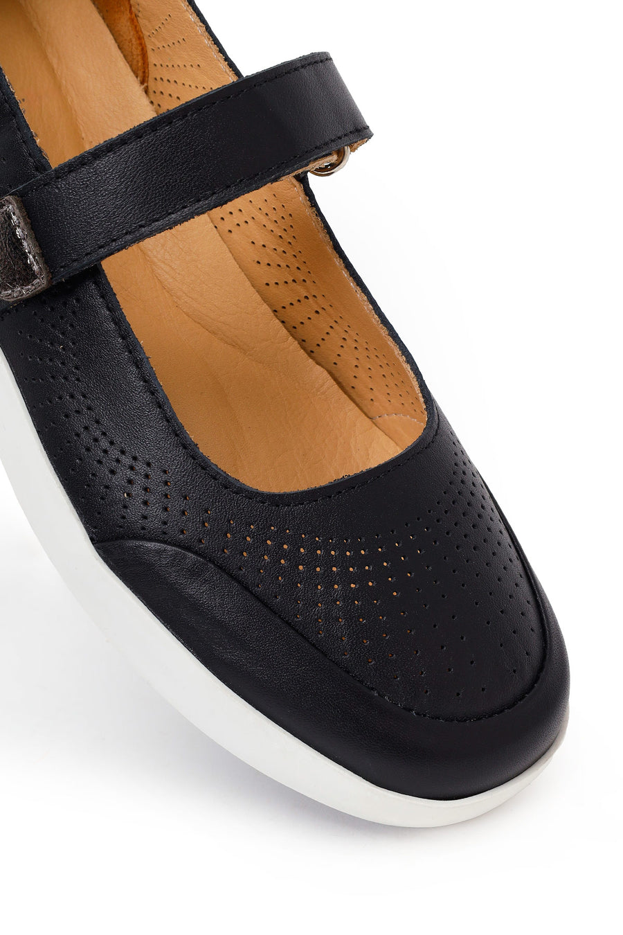 Woman Black Strappy Leather Ballet Flat
