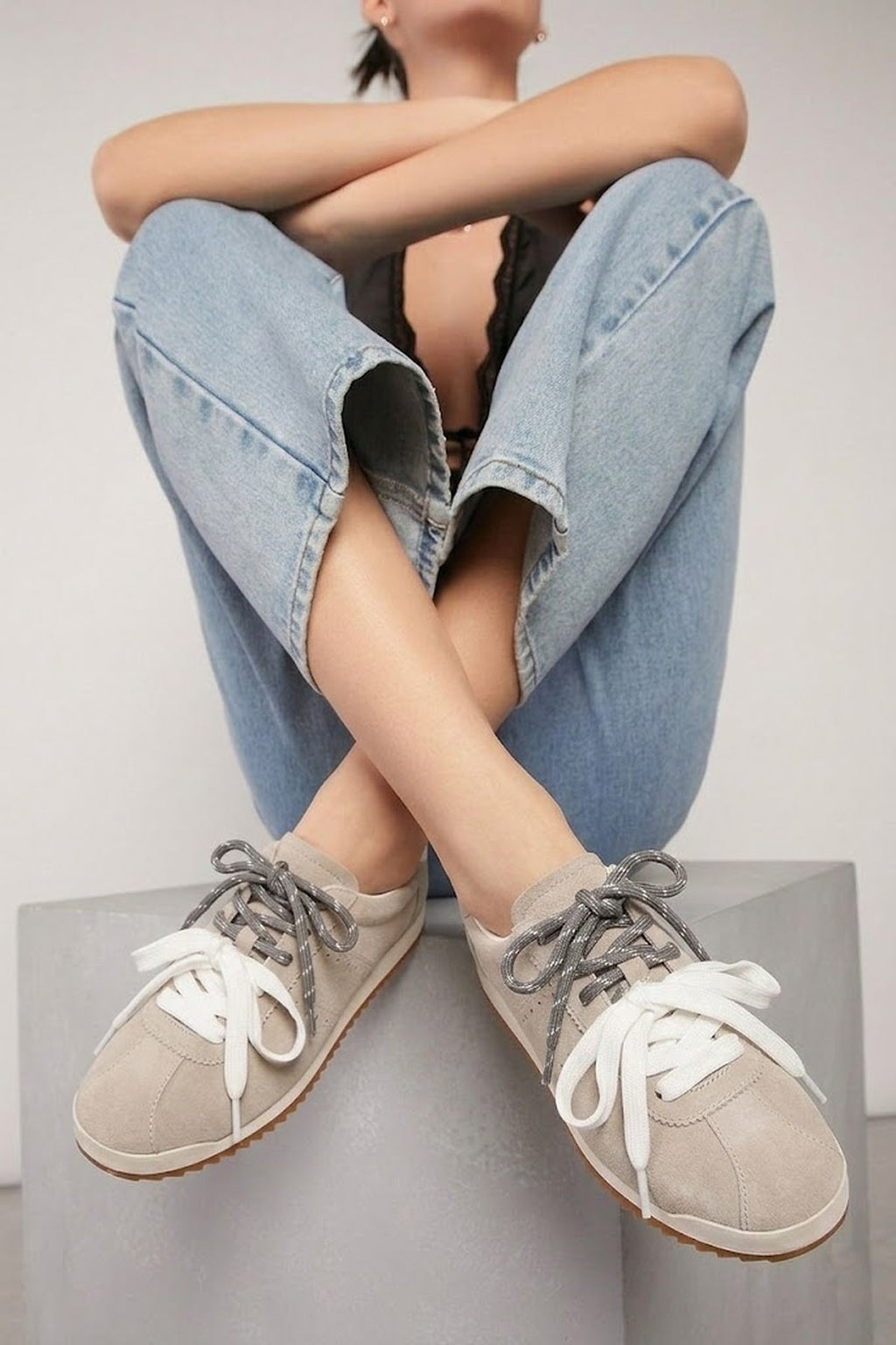 Kadın Açık Gri Bağcıklı Süet Deri Sneaker