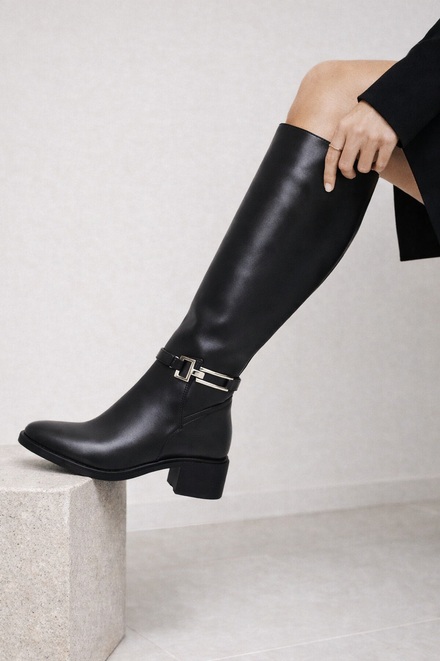 Woman Black Zip Closure Boot