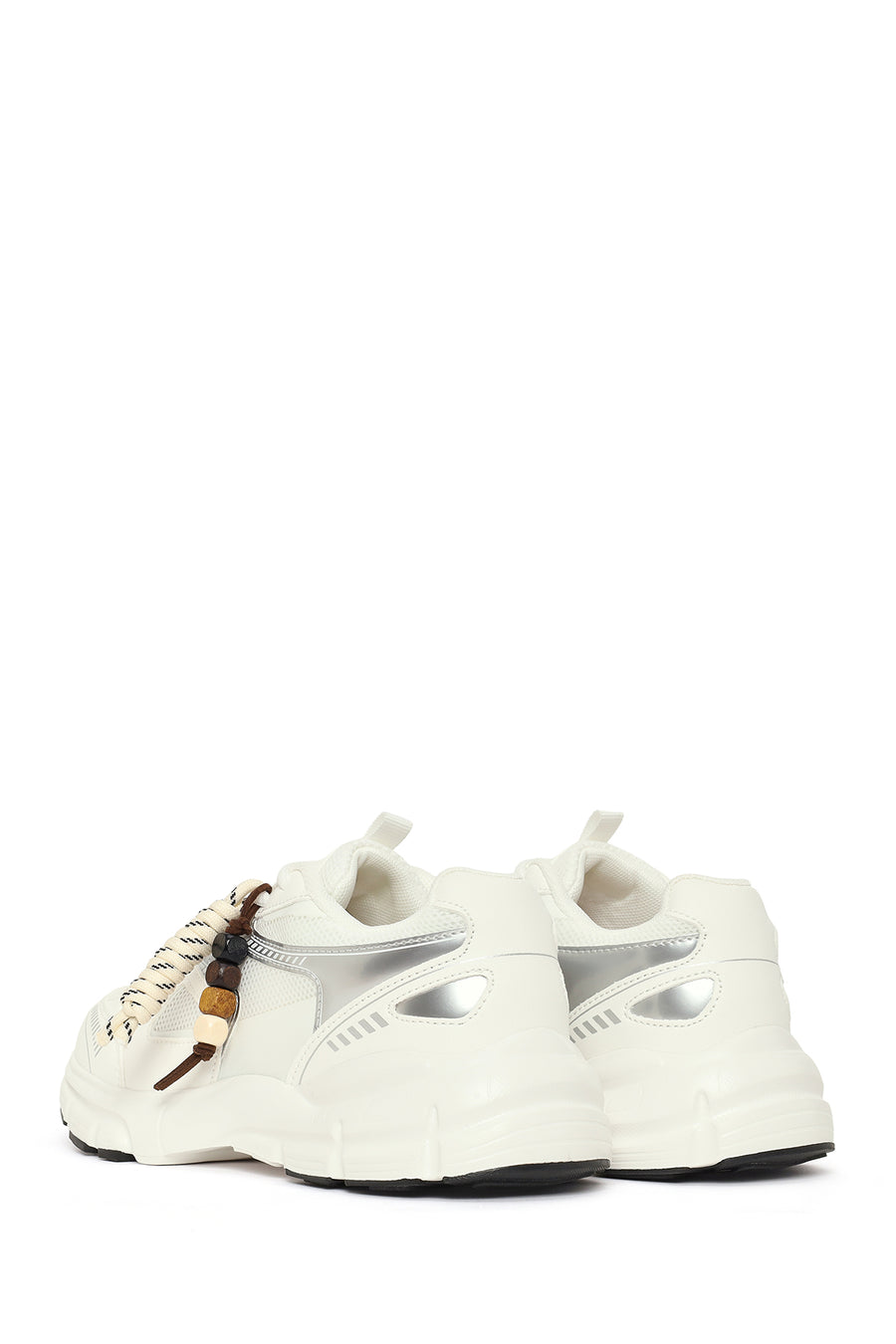Kadın Beyaz Bağcıklı Kalın Tabanlı Charmlı Sneaker
