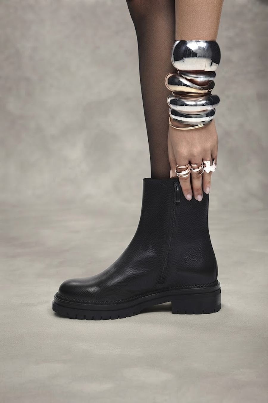 Woman Black Zip Closure Leather Boots