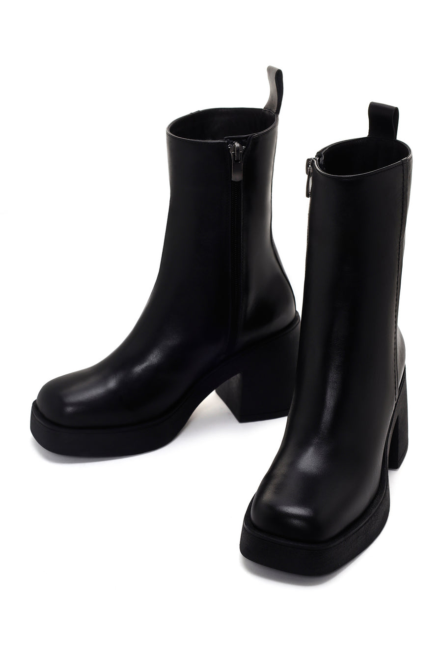 Woman Black Chunky Heeled Zip Closure Leather Boots
