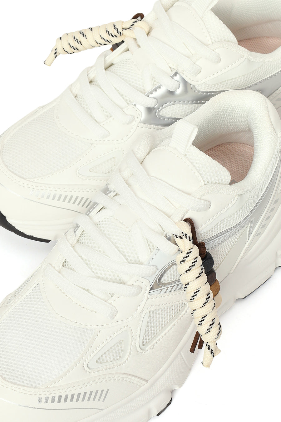 Kadın Beyaz Bağcıklı Kalın Tabanlı Charmlı Sneaker