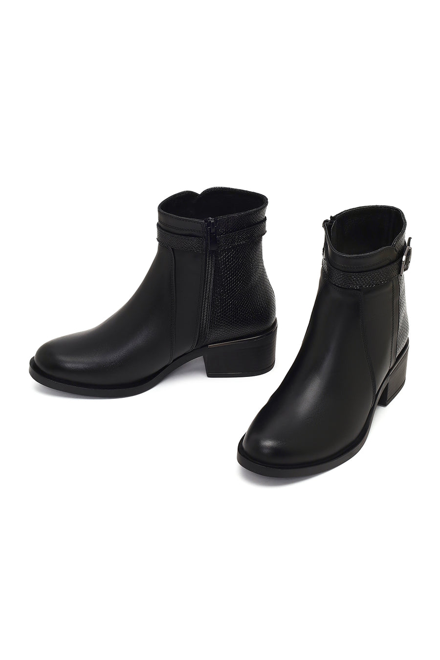Woman Black Zip Closure Leather Boots