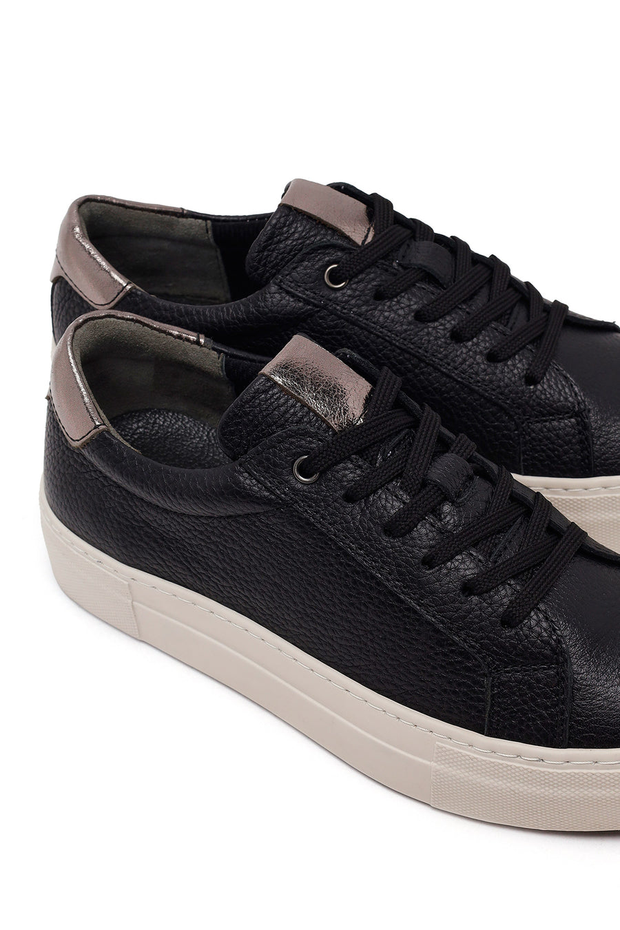 Woman Black Lace-Up Leather Sneaker