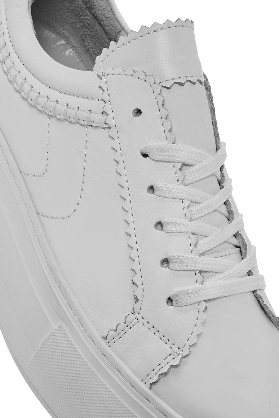 Kadın Beyaz Bağcıklı Kalın Tabanlı Deri Sneaker